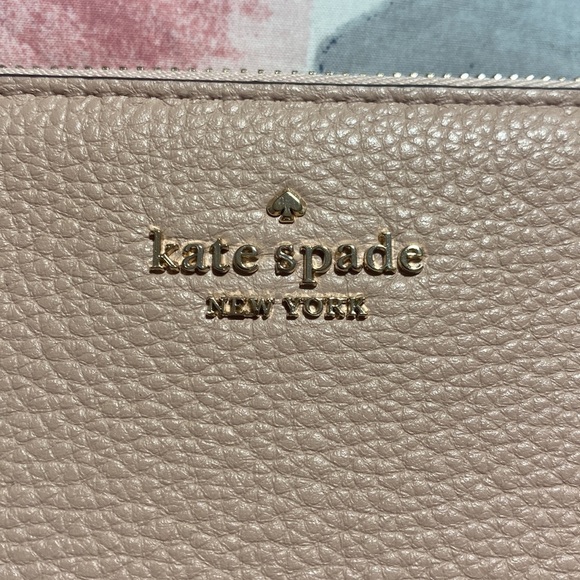 Kate Spade Blush Zipper Clutch Pouch - Picture 2 of 7